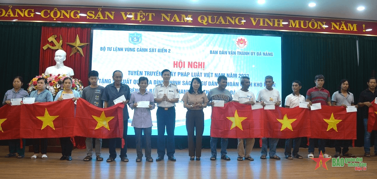 Vùng Cảnh sát biển 2 tặng quà gia đình chính sách, ngư dân khó khăn