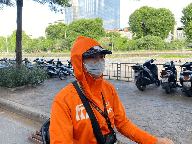 Nhọc nhằn nữ nhân viên giao hàng