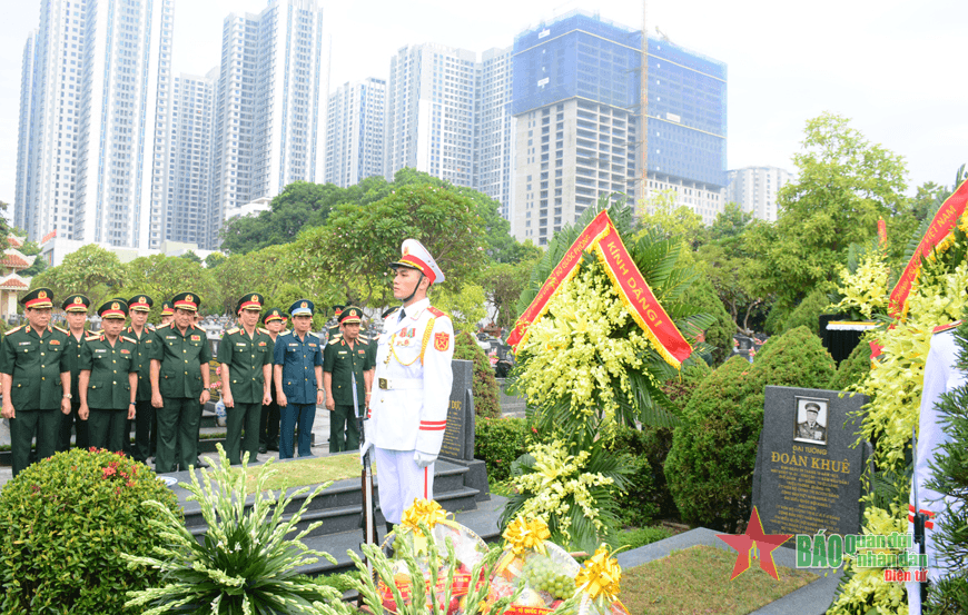 Thượng tướng Võ Minh Lương dâng hương, tri ân Đại tướng Đoàn Khuê