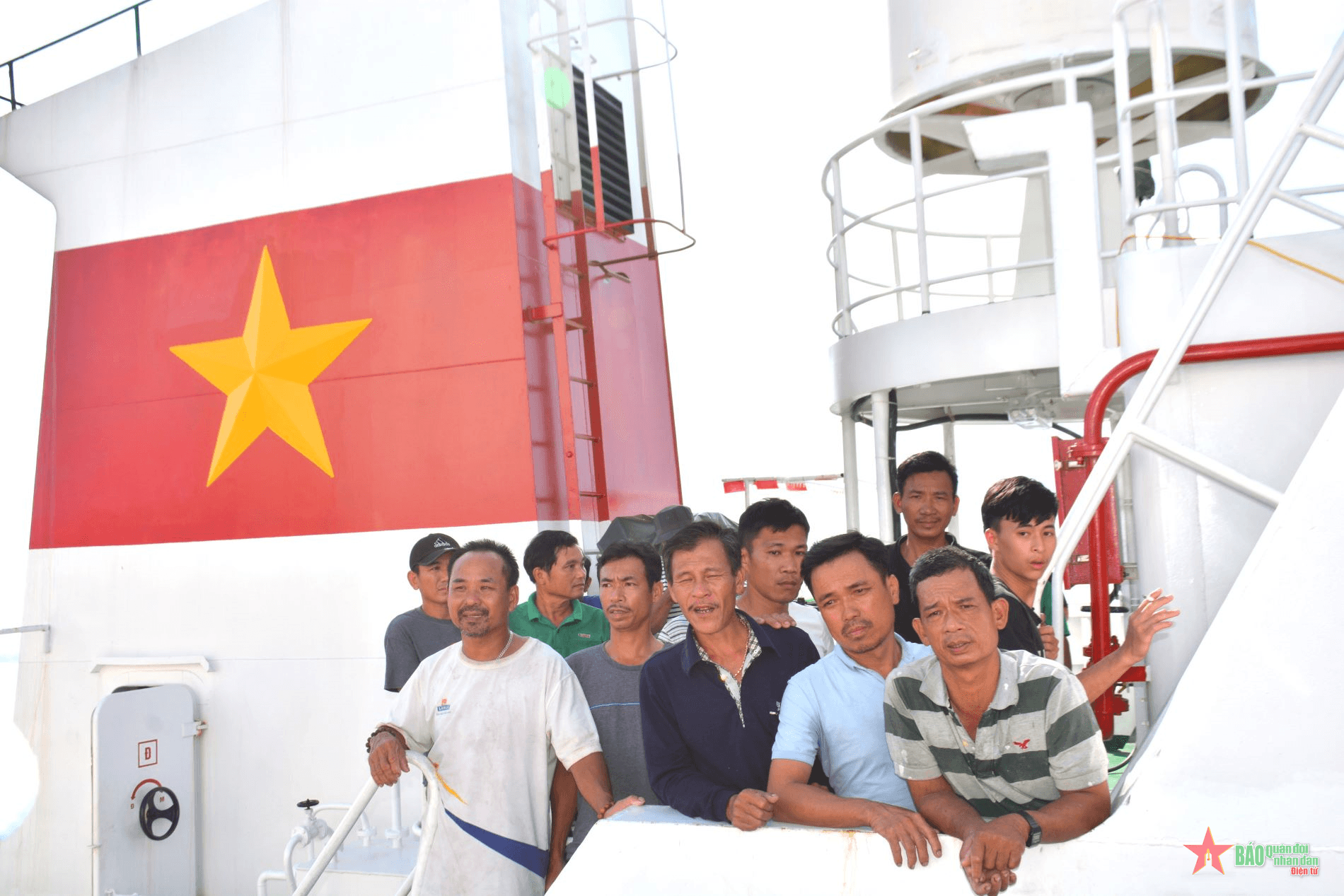 Quân chủng Hải quân bàn giao ngư dân tàu cá tỉnh Quảng Nam bị nạn trên biển