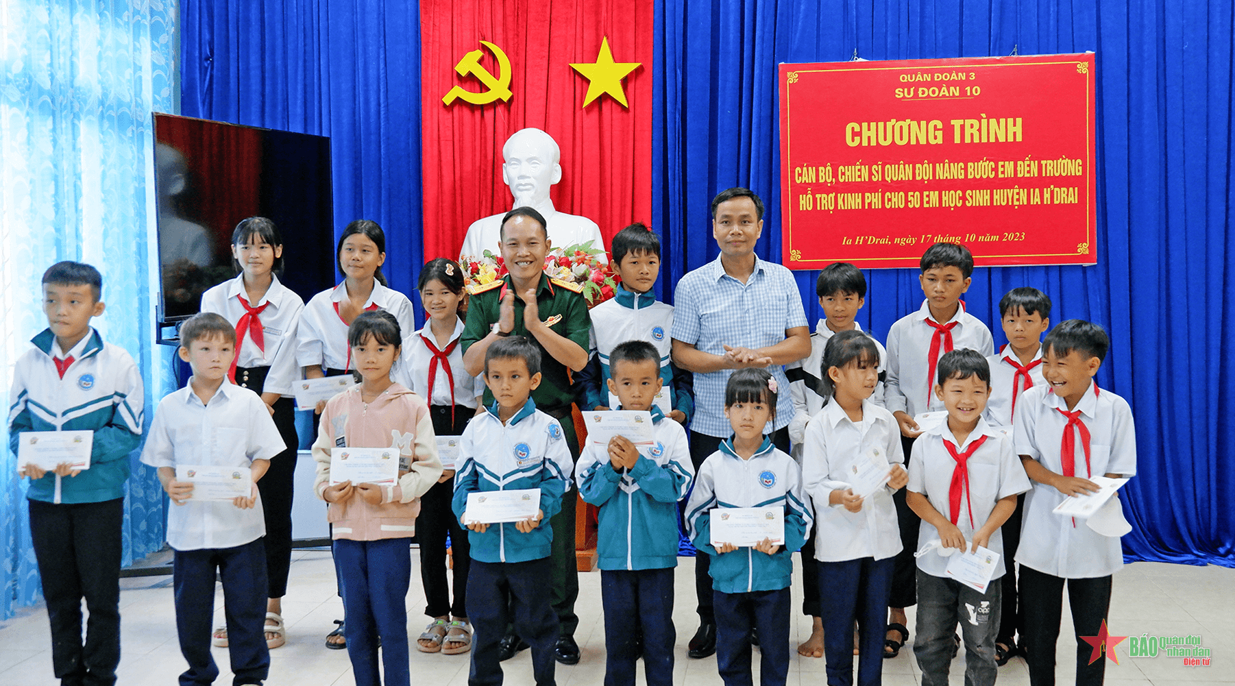 Trung đoàn Pháo binh 4 trao tiền hỗ trợ cho 50 em học sinh ở vùng biên giới