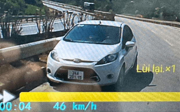 Nữ tài xế đi ngược chiều trên cao tốc Nội Bài - Lào Cai bị phạt 17 triệu đồng