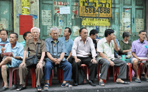 Câu chuyện quốc tế: “Bom hẹn giờ”