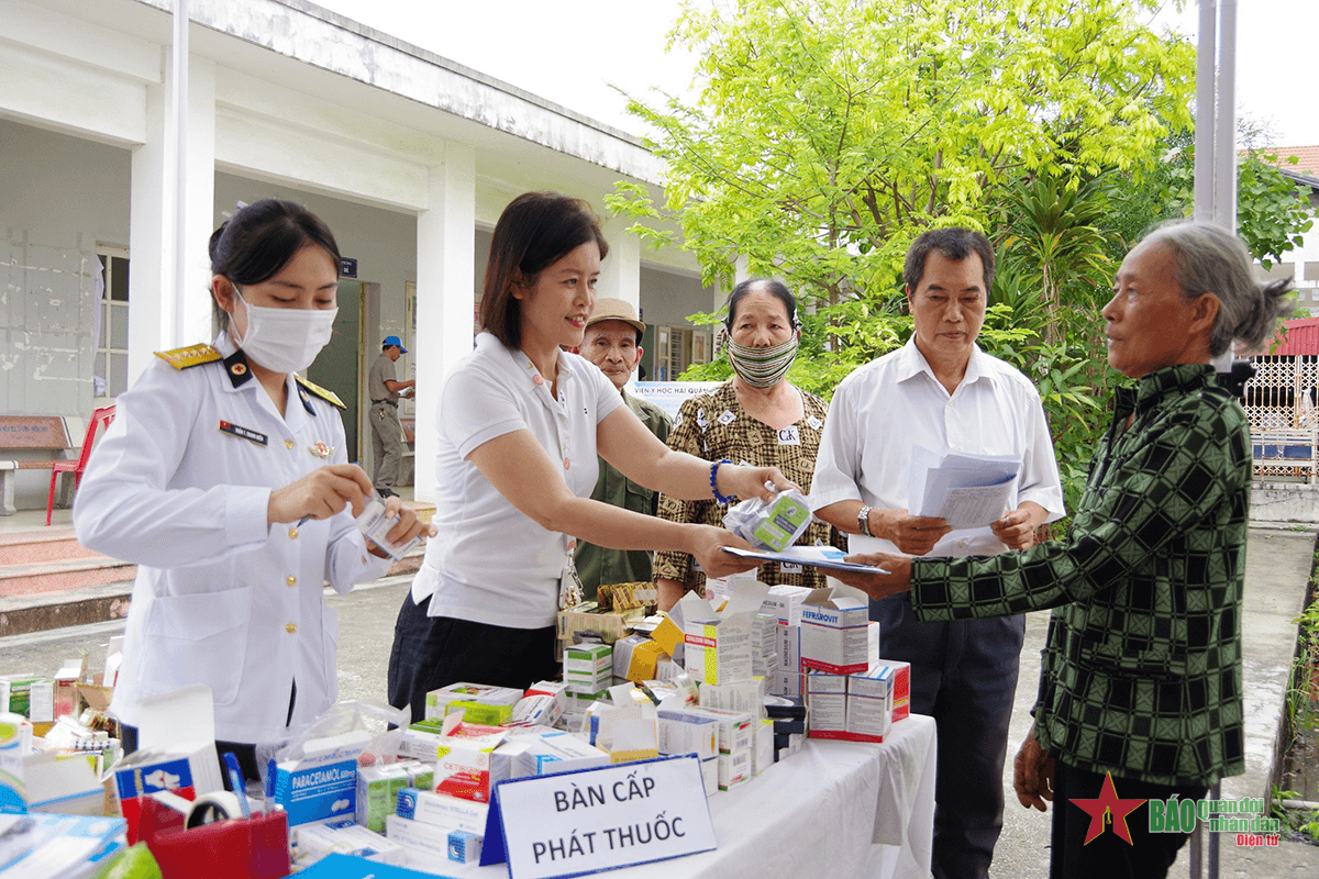 Viện Y học Hải quân khám bệnh, cấp thuốc miễn phí cho 300 đối tượng chính sách TP Hải Phòng