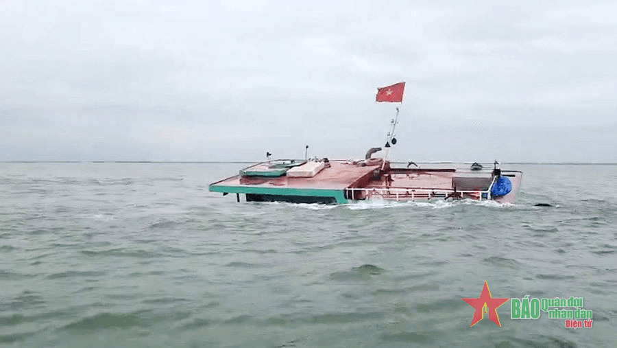 Bộ đội Biên phòng thành phố Hải Phòng cứu nạn thành công 2 thuyền viên bị nạn trên biển