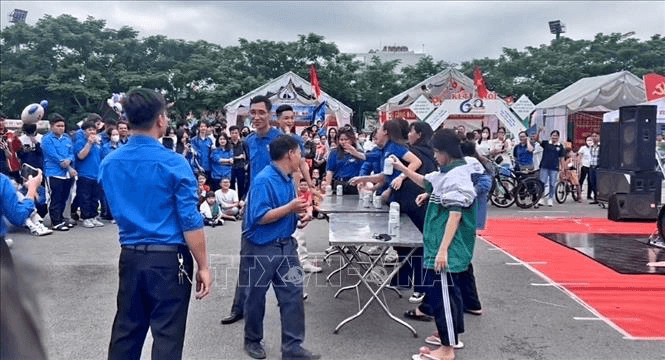 Học sinh thi uống bia tại Hội trại TP Uông Bí, tỉnh Quảng Ninh?