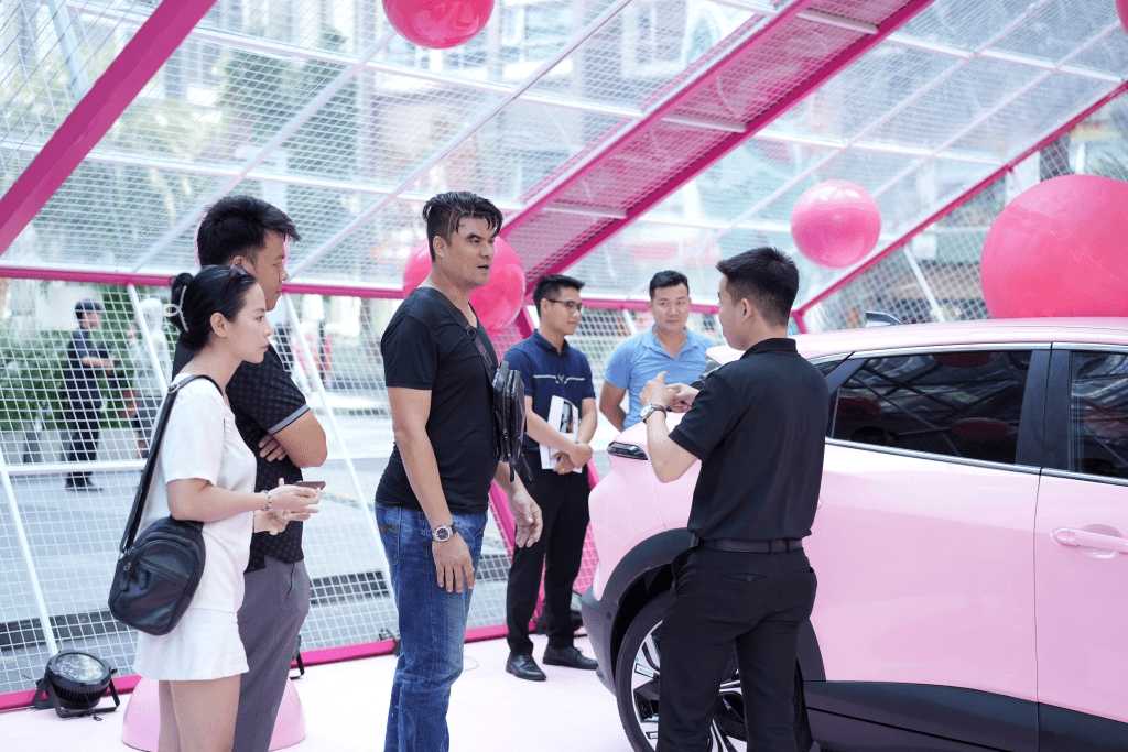 VinFast VF 6 thu hút đông đảo khách tham quan và đặt cọc tại TP Hồ Chí Minh