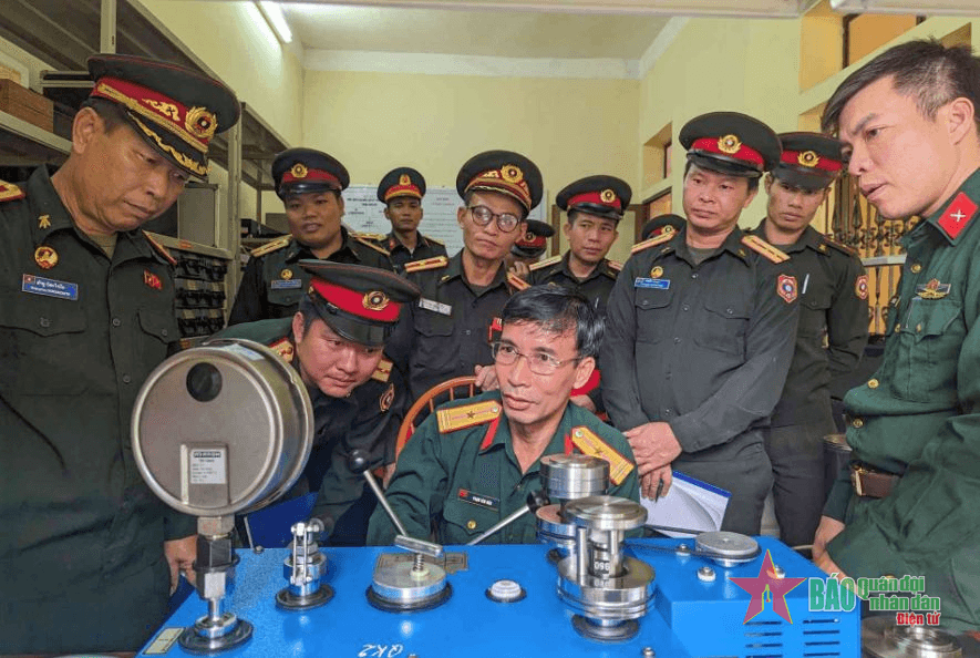 Đoàn cán bộ Tổng cục Kỹ thuật Quân đội nhân dân Lào tham quan, kiến tập tại Quân khu 2