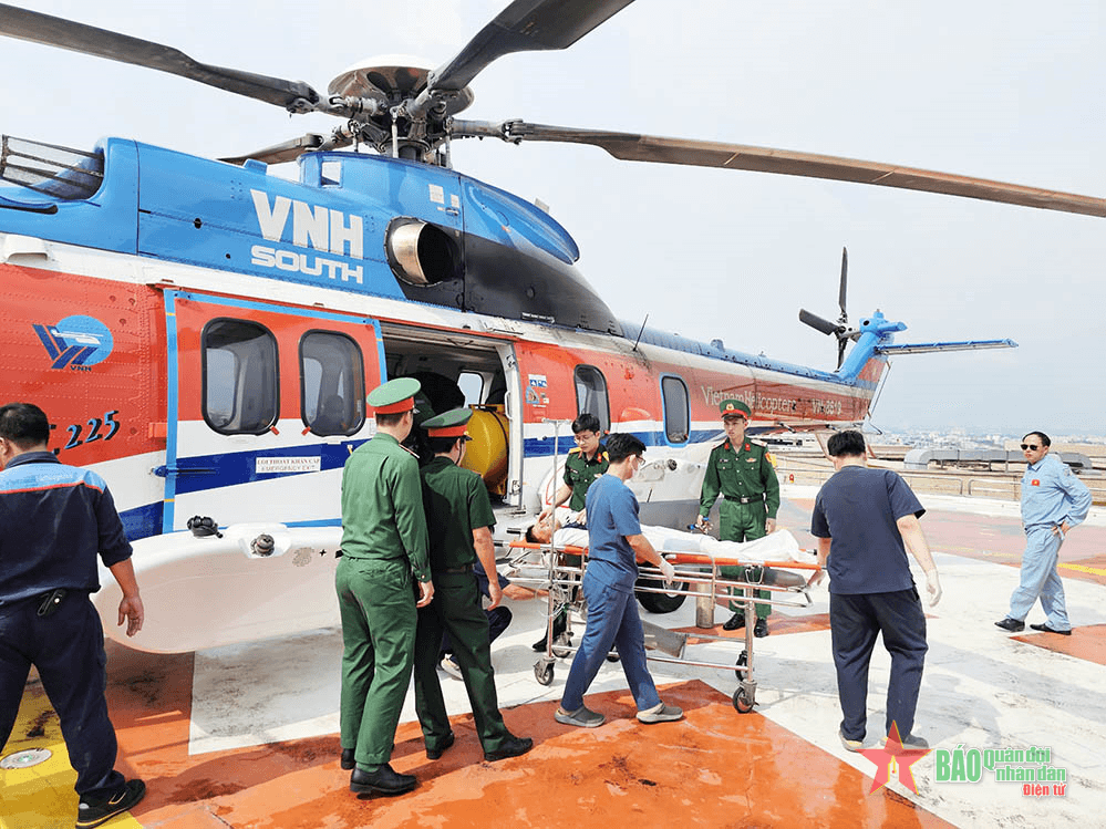 Trực thăng vận chuyển 2 bệnh nhân từ quần đảo Trường Sa về đất liền cấp cứu