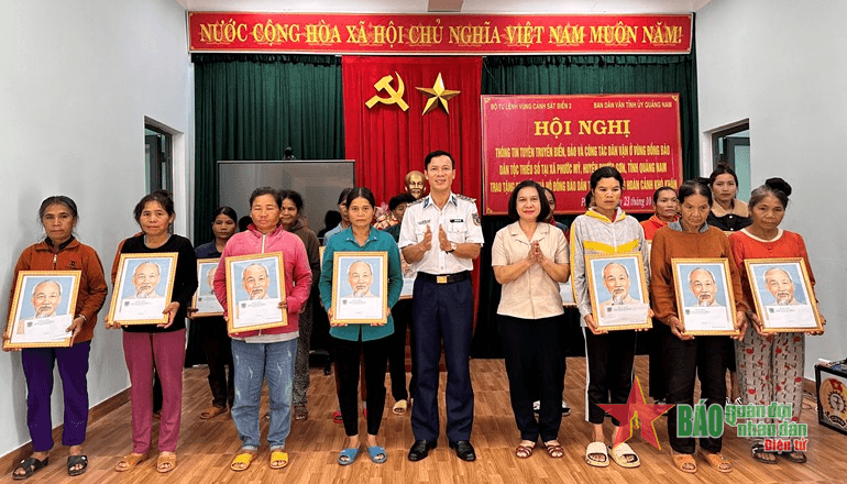 Vùng Cảnh sát biển 2 trao quà tặng đồng bào dân tộc thiểu số huyện Phước Sơn