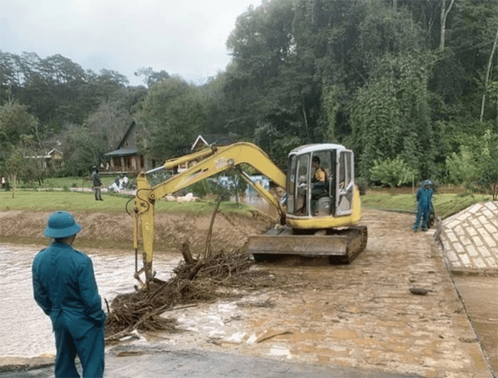 Mưa lớn cuốn trôi xe chở 4 du khách du lịch ở Lạc Dương (Lâm Đồng)
