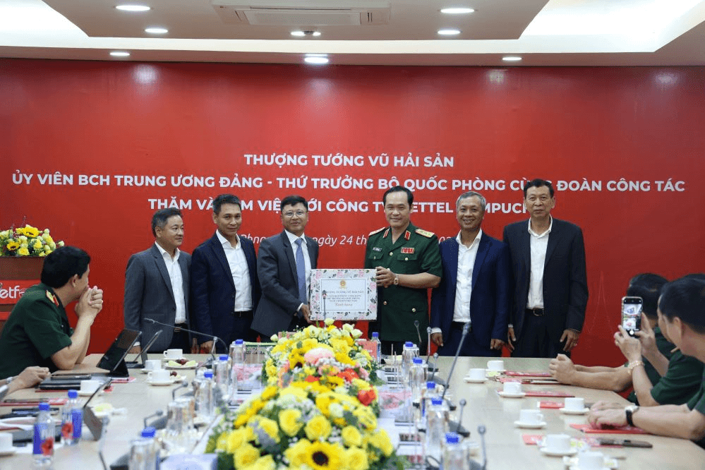 Đoàn công tác Bộ Quốc phòng thăm, làm việc tại Công ty Viettel Campuchia