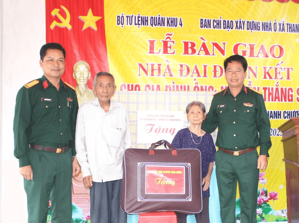 Quân khu 4 trao tặng "Nhà đại đoàn kết"