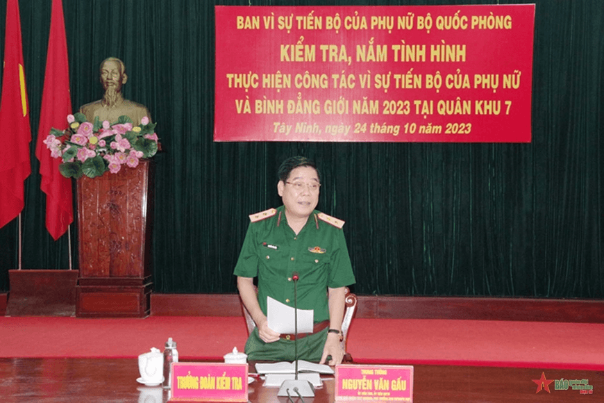 Trung tướng Nguyễn Văn Gấu kiểm tra tình hình công tác vì sự tiến bộ của phụ nữ tại Quân khu 7