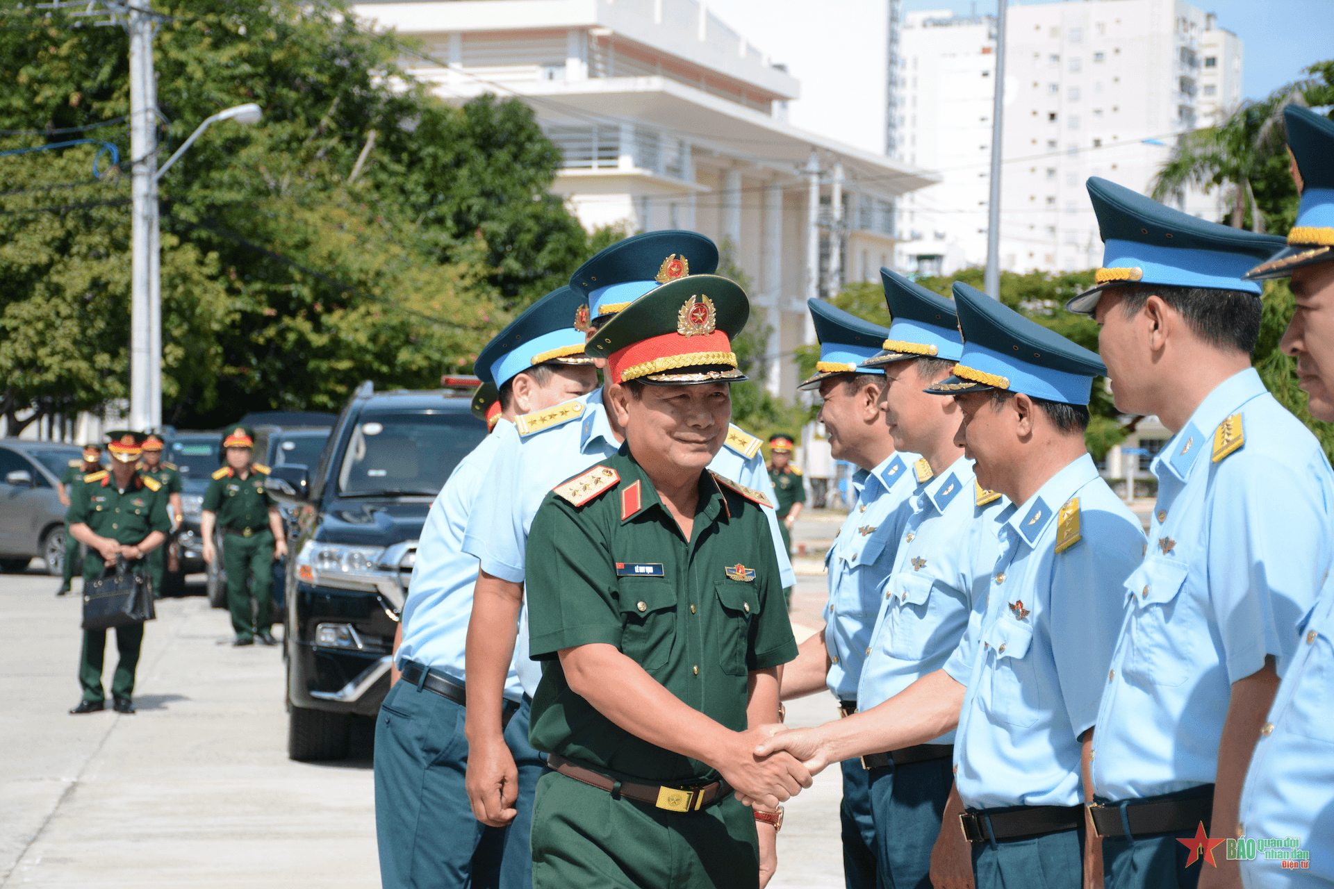 Thượng tướng Lê Huy Vịnh kiểm tra công tác kỹ thuật Trường Sĩ quan Không quân
