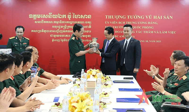 Thượng tướng Vũ Hải Sản tới thăm và làm việc với MB Campuchia