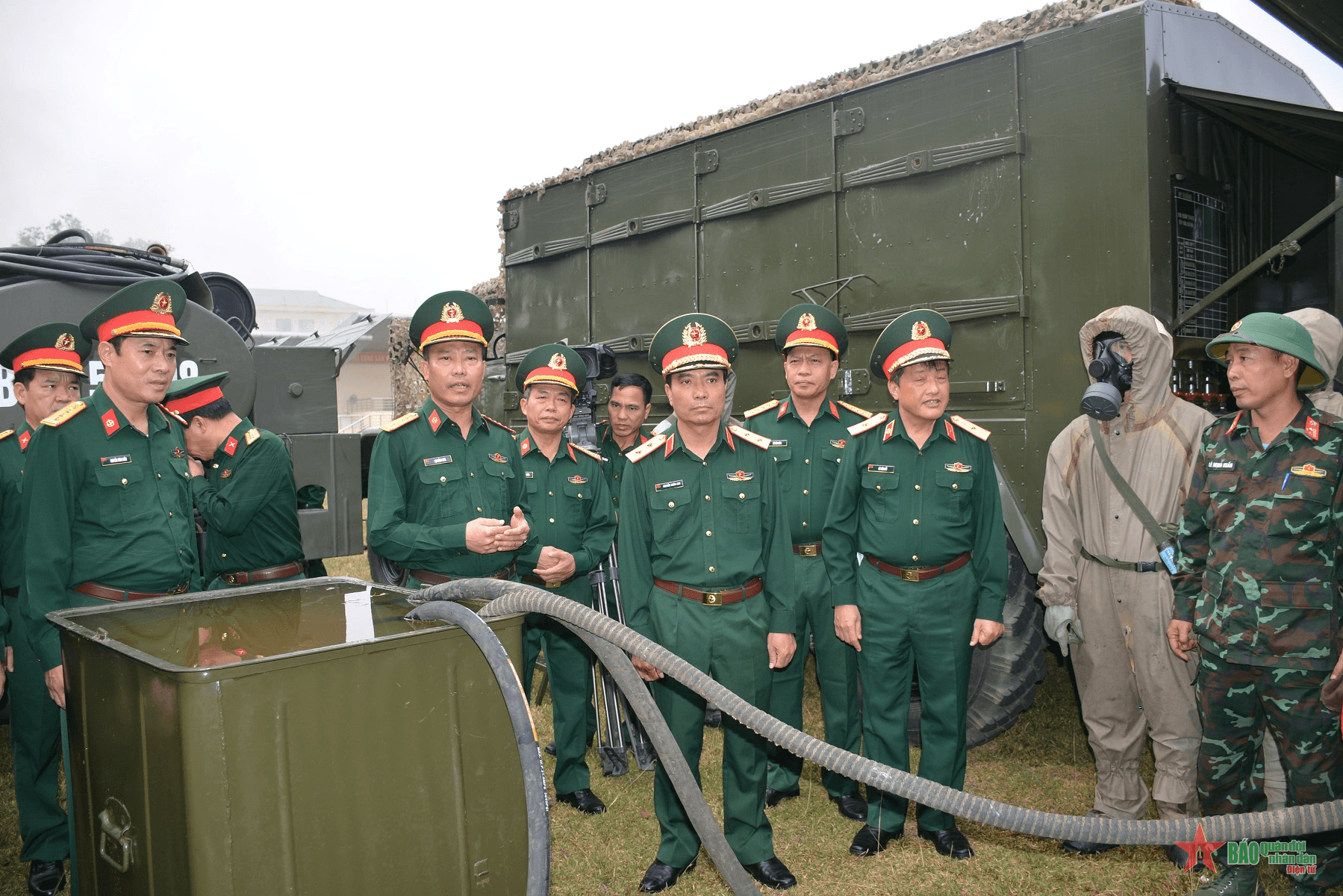 Trung tướng Nguyễn Doãn Anh kiểm tra tại Trường Sĩ quan Phòng hóa