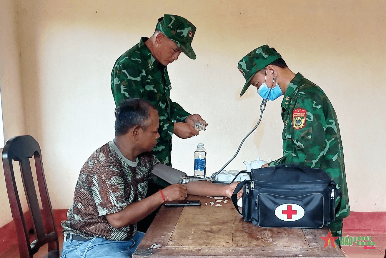 Bộ đội Biên phòng Đắk Lắk tiếp nhận, chăm sóc sức khỏe cho 1 sĩ quan bảo vệ biên giới Campuchia