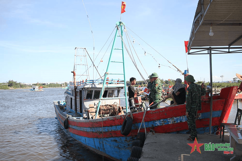 Đến từng nhà, từng tàu cá tuyên truyền chống khai thác IUU