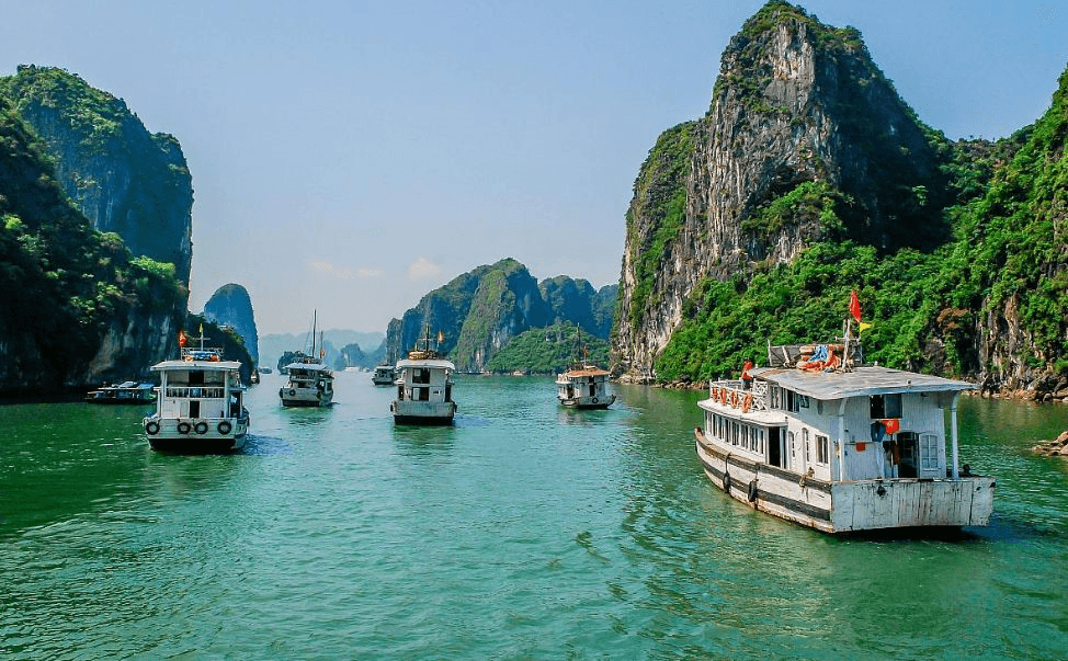 Tàu biển quốc tế đưa hơn 1.000 khách đến Hạ Long