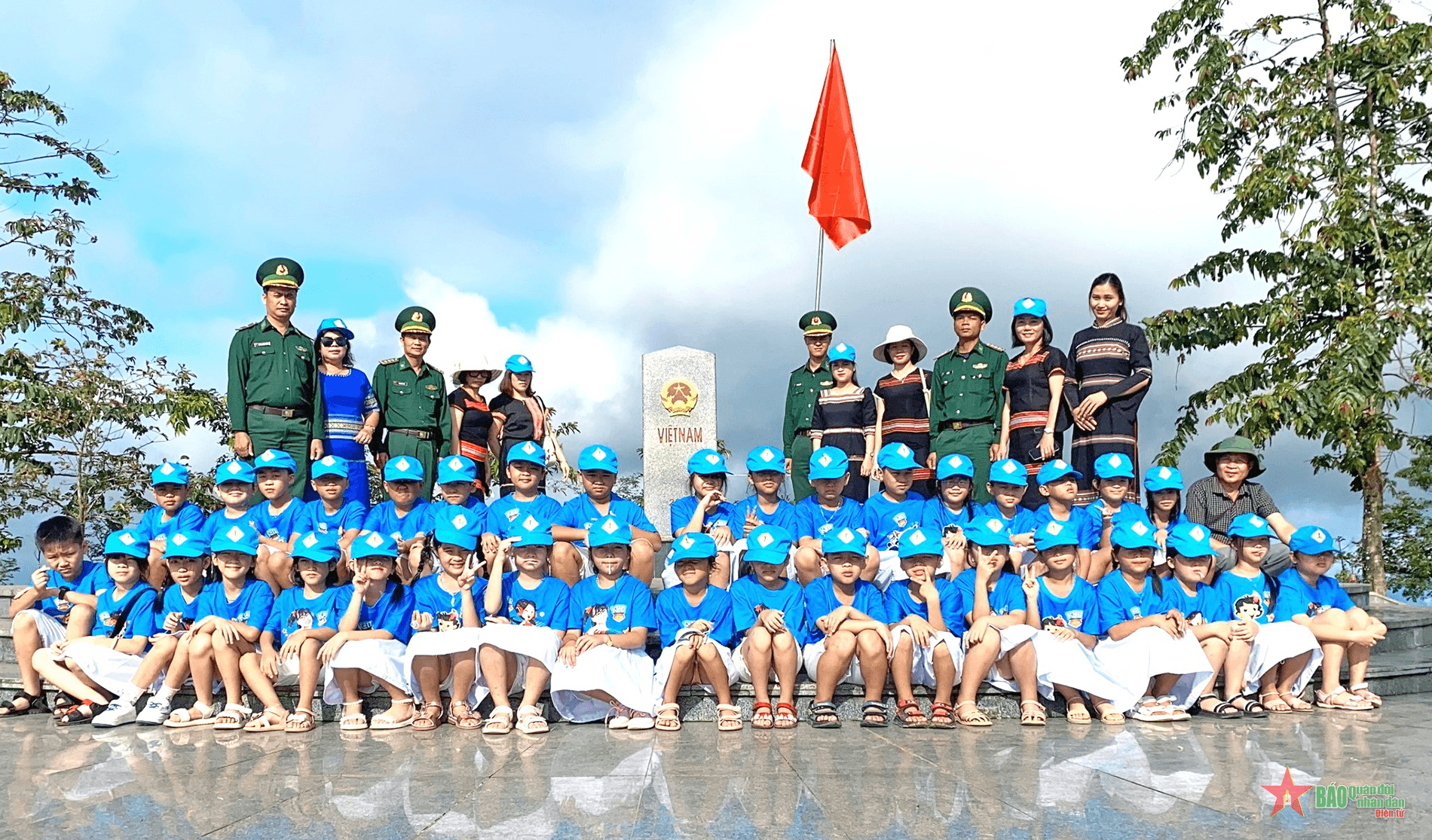 Hơn 200 em học sinh trải nghiệm “Tiết học biên cương”