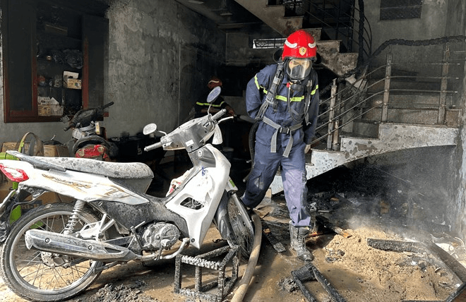 Cứu 3 công nhân, sinh viên mắc kẹt trong ngôi nhà cháy ở Hải Phòng