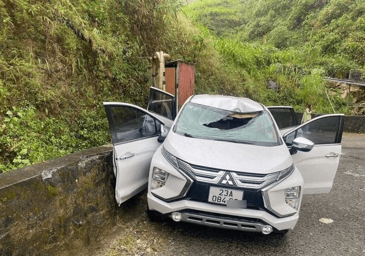 Đá trên núi rơi trúng ô tô khiến tài xế ở Hà Giang tử vong