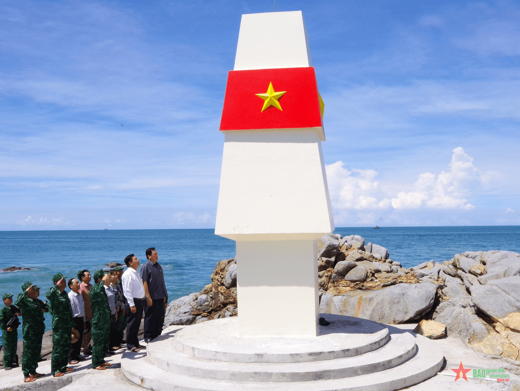 Đoàn công tác Tỉnh ủy, UBND tỉnh Cà Mau chào cờ chủ quyền tại Hòn Đá Lẻ