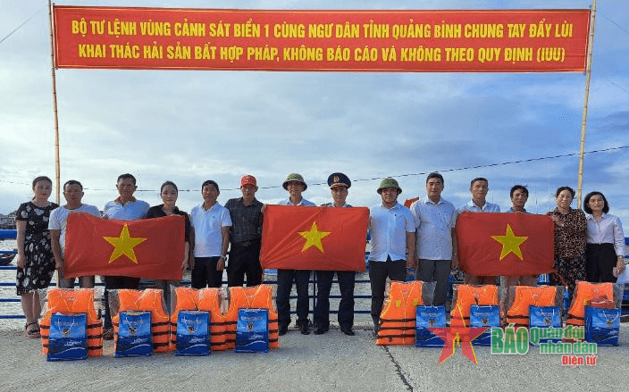 Ấm áp Chương trình “Cảnh sát biển đồng hành với ngư dân” trên quê hương Bố Trạch