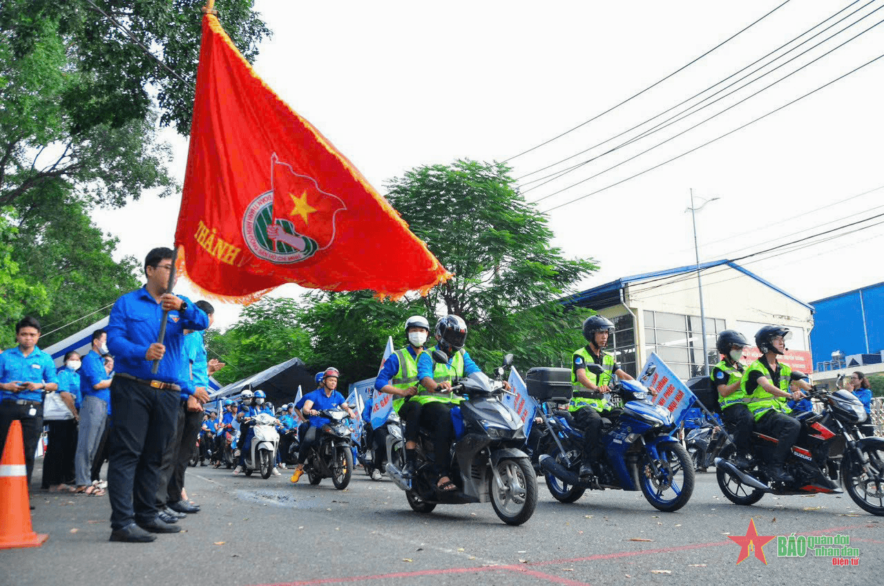 Thanh niên công nhân góp sức xây dựng văn hóa giao thông