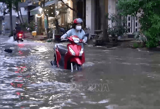 TP Hồ Chí Minh: Triều cường đạt đỉnh, nhiều tuyến đường ngập nặng