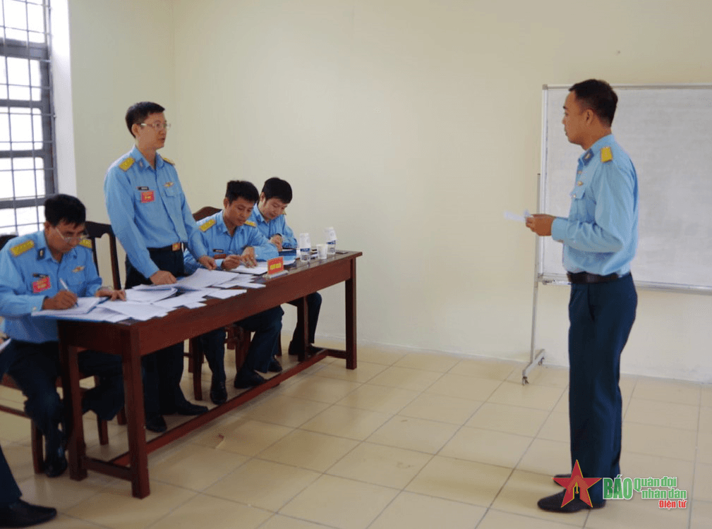 Lữ đoàn Không quân 918 kiểm tra phân cấp kỹ thuật phi công, thành viên tổ bay