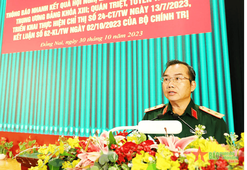 Trung tướng Nguyễn Xuân Sơn thông báo kết quả Hội nghị Trung ương 8 cho cán bộ chủ chốt Trường Sĩ quan Lục quân 2