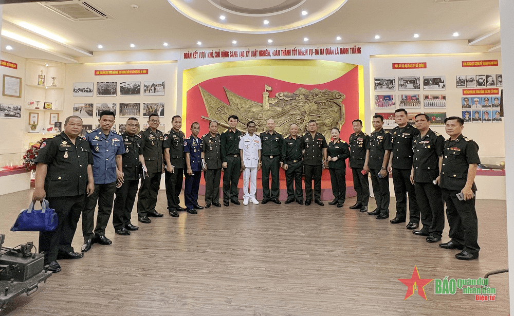 Lớp Bồi dưỡng ngắn hạn Sĩ quan cao cấp Quân đội Hoàng gia Campuchia tham quan, trao đổi kinh nghiệm tại Lữ đoàn Xe tăng 201