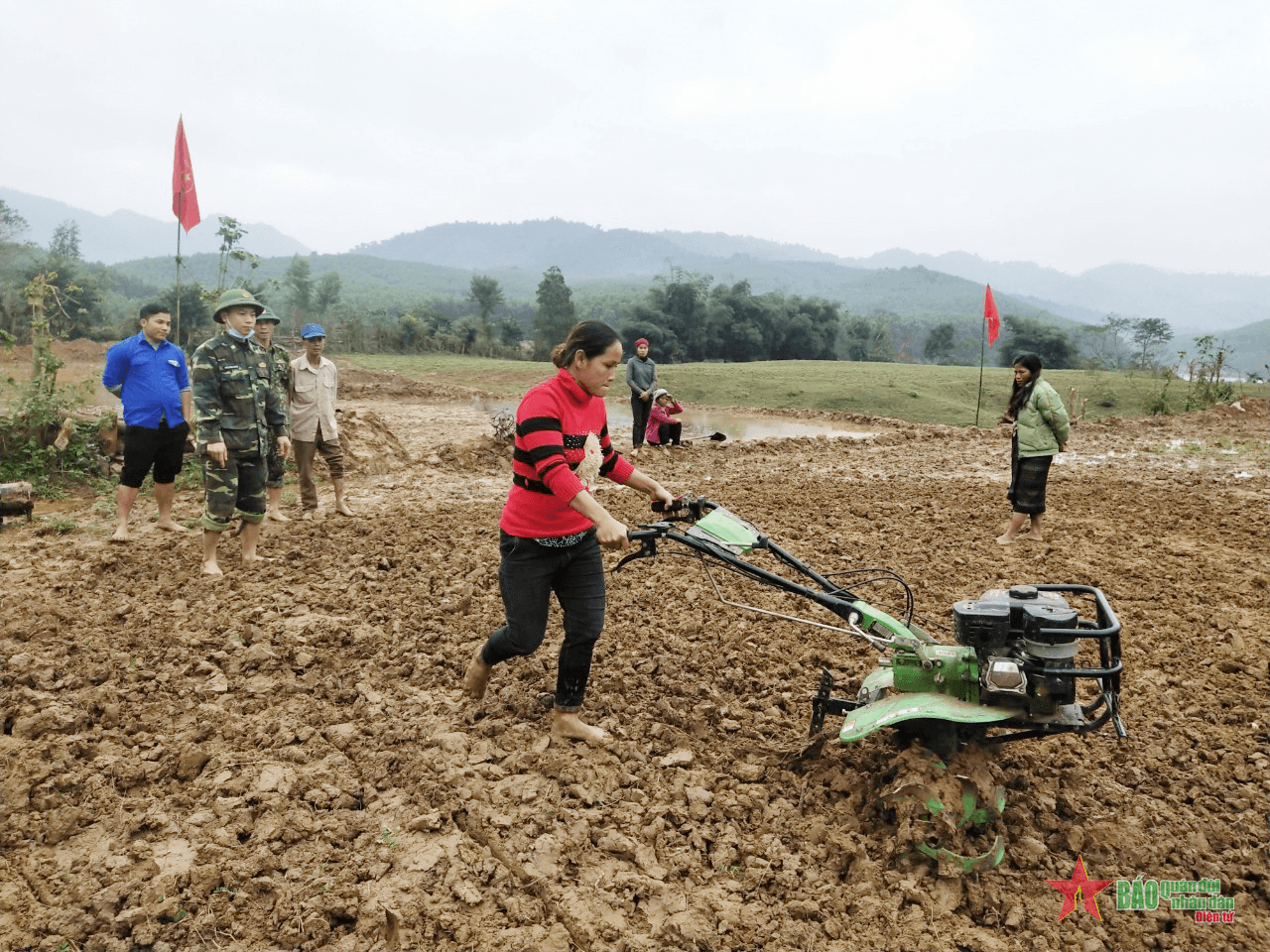 Người Vân Kiều bắt nhịp với “Tiếng máy vùng biên”