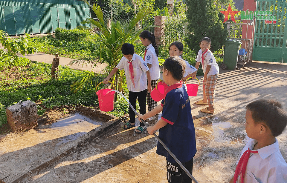 Mang nước sạch đến với học sinh vùng cao Nậm Pồ