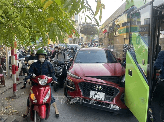 Tai nạn liên hoàn tại đường dẫn lên cầu Chương Dương (Hà Nội) gây ùn tắc giờ cao điểm