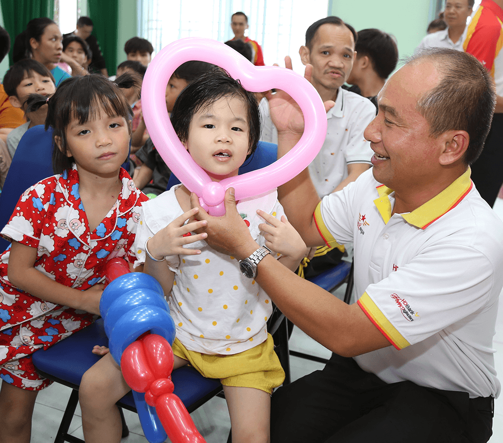 HDBank kết vòng tay lan tỏa hành trình “Thành phố nghĩa tình - Kết nối yêu thương”