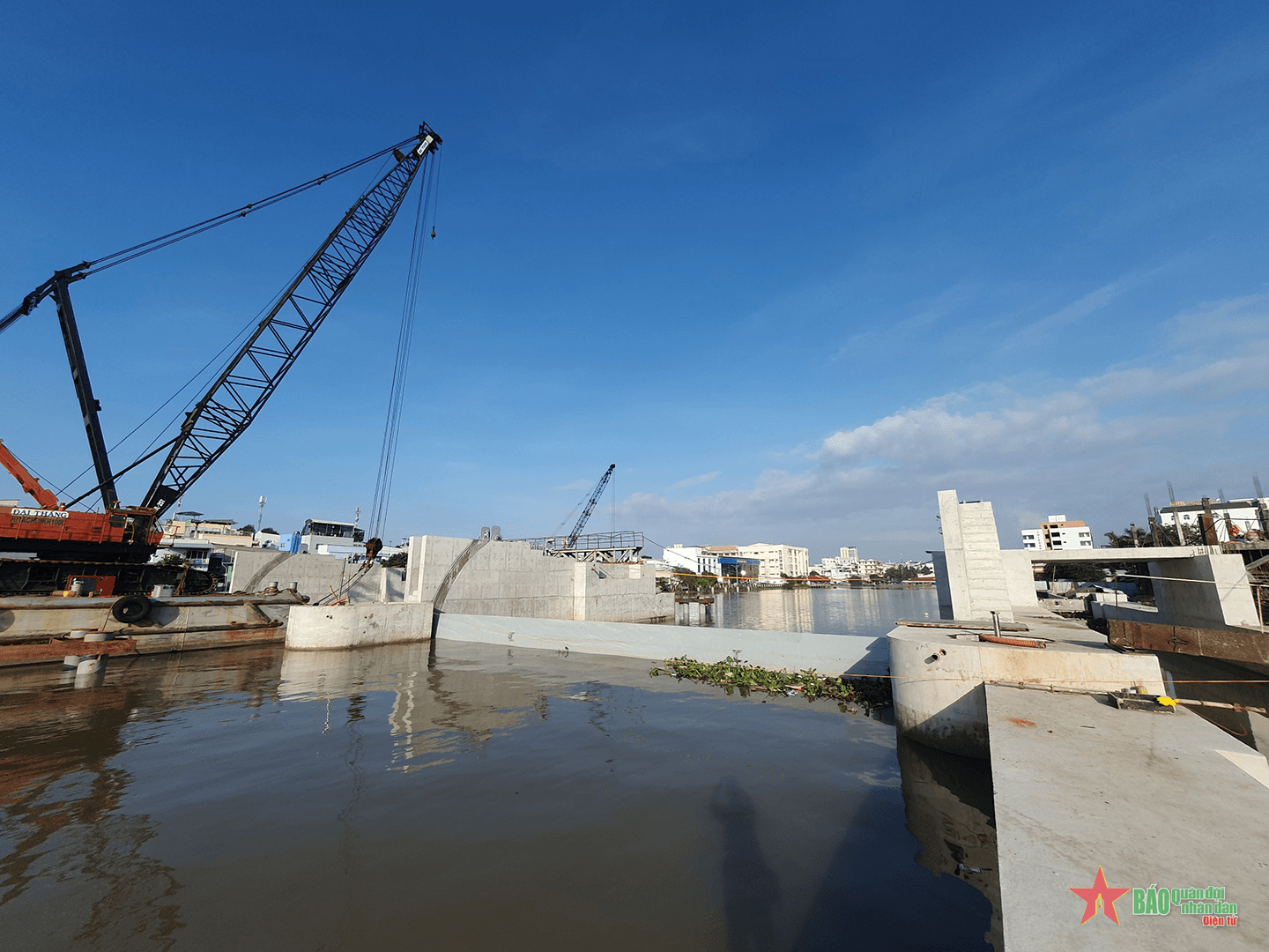 Nhiều tuyến đường ở Cần Thơ khô thoáng dù triều cường vượt mức báo động 3, vì sao?