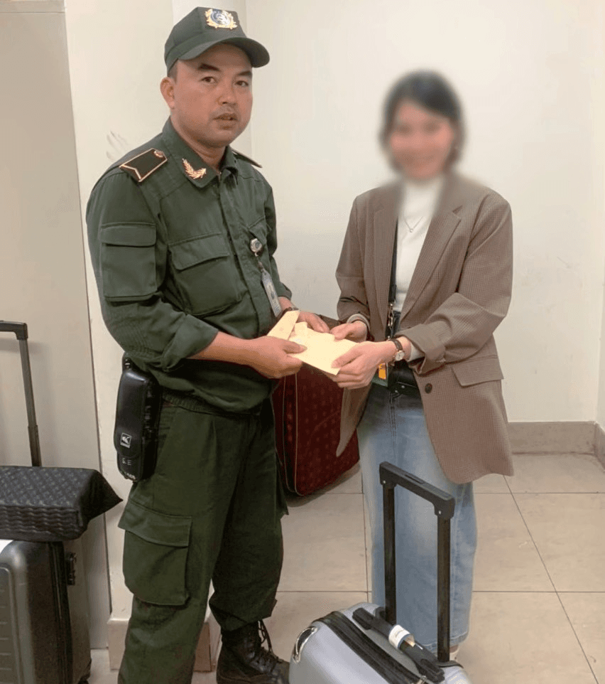 Hành khách quên vali chứa số tiền lớn được an ninh hàng không tìm lại