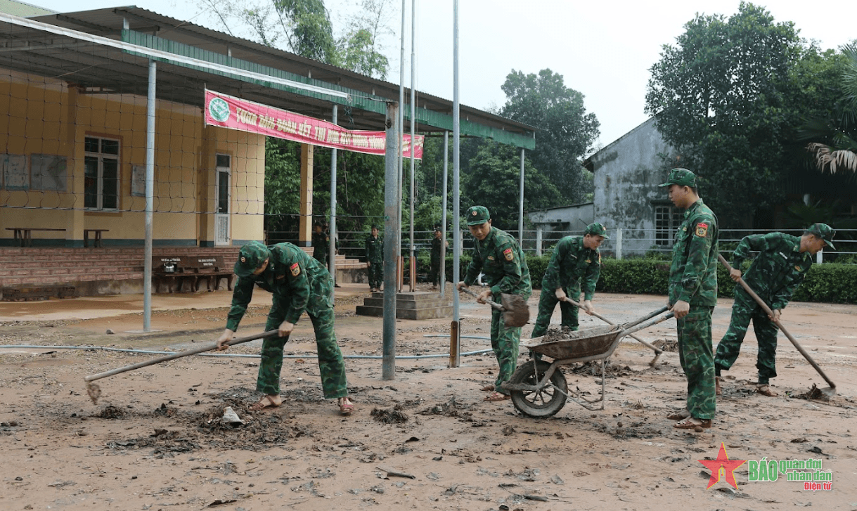 Bộ đội Biên phòng Hà Tĩnh giúp nhân dân khắc phục hậu quả mưa lũ