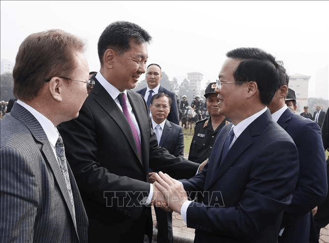 Chủ tịch nước Võ Văn Thưởng và Tổng thống Mông Cổ thăm Bộ tư lệnh Cảnh sát Cơ động