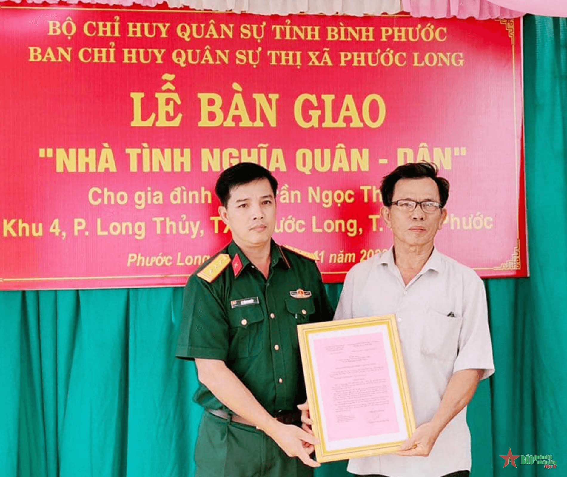Bàn giao nhà “Tình nghĩa quân - dân” tặng gia đình quân nhân khó khăn