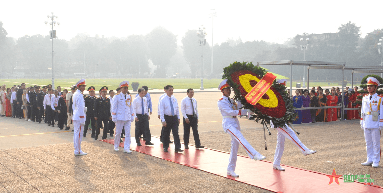 Đoàn đại biểu điển hình tiêu biểu toàn quốc trong học tập và làm theo tư tưởng, đạo đức, phong cách Hồ Chí Minh báo công dâng Bác
