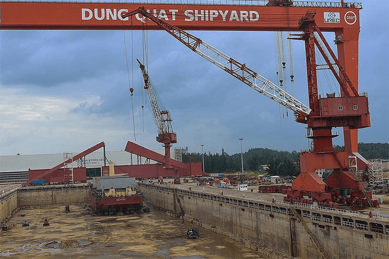 Nổ lớn tại nhà máy đóng tàu, 9 người bị bỏng