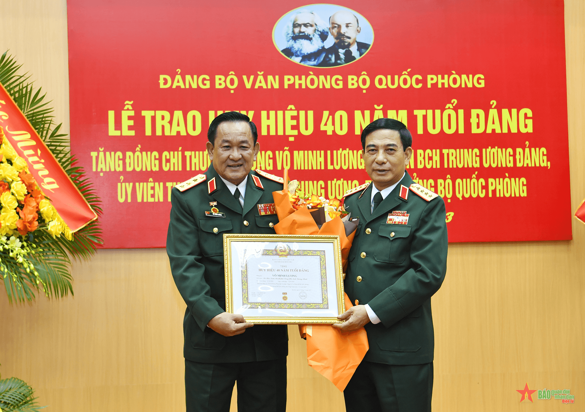 Trao Huy hiệu 40 năm tuổi Đảng tặng đồng chí Thượng tướng Võ Minh Lương
