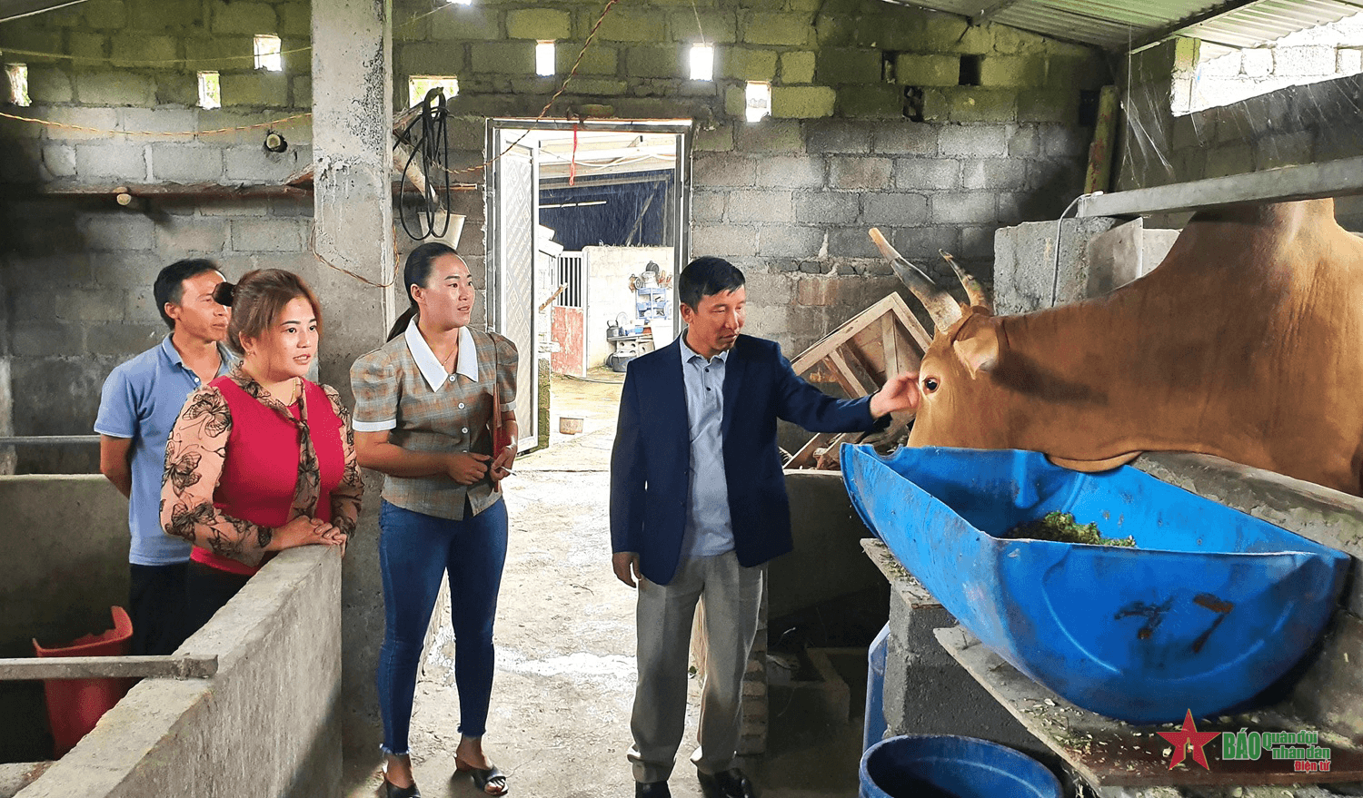 Nữ trưởng thôn người Mông tiêu biểu vùng biên Hà Giang