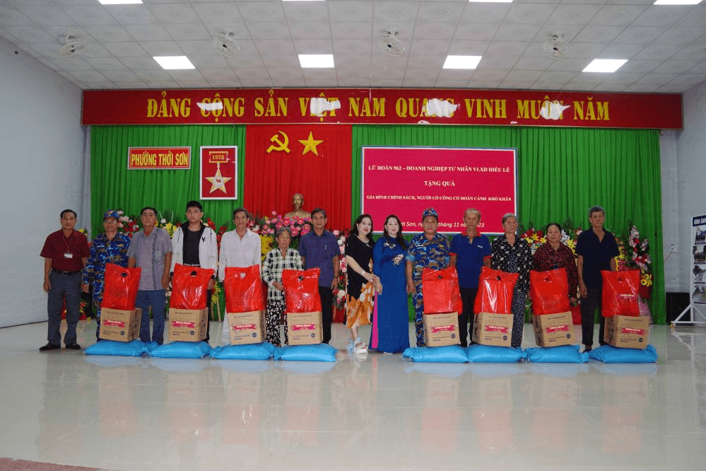 Lữ đoàn 962, Quân khu 9: Thăm, tặng quà Bà mẹ Việt Nam anh hùng và các gia đình chính sách