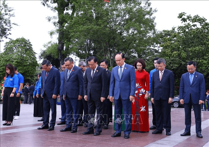 Lãnh đạo Hà Nội dâng hoa kỷ niệm 106 năm Cách mạng Tháng Mười Nga
