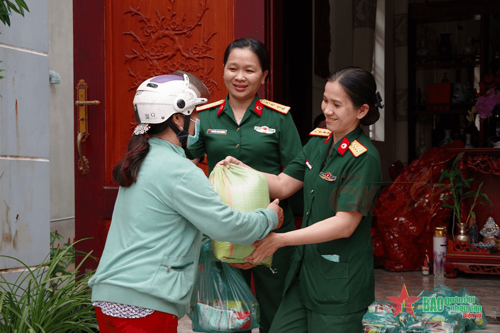 Trân quý tấm lòng các nữ quân nhân